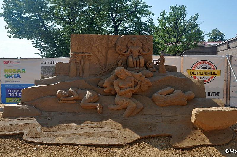 Sand Festival в Санкт-Петербурге: скульптура из песка с фигурами и надписями